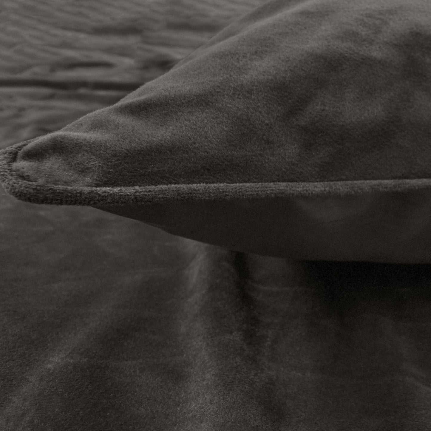 Velvet Piping Deep Taupe 140 x 220